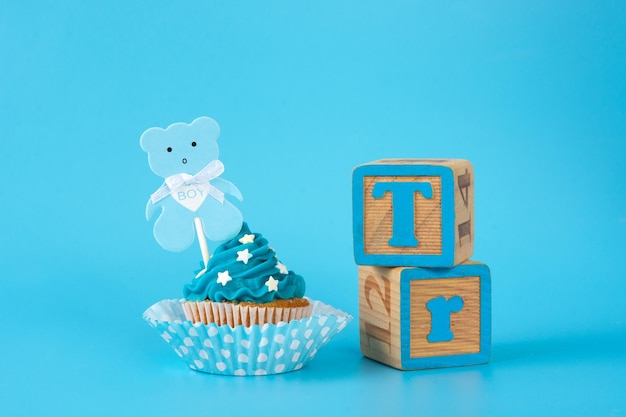 Cupcake blu per baby shower su sfondo blu