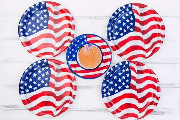 Cupcake con bandiera americana e piatti in immagine della bandiera americana