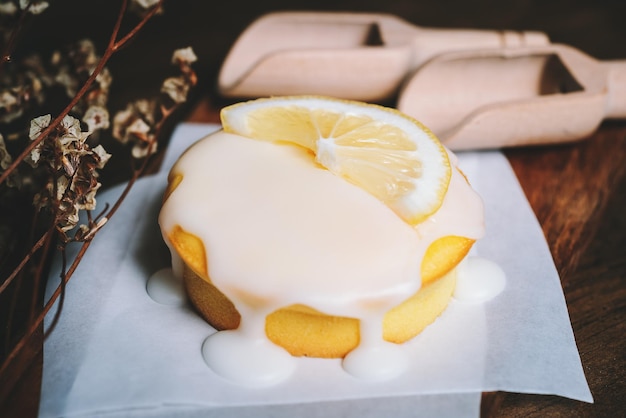 Cupcake glassa alla torta al limone sul tavolo