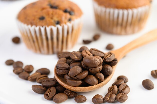 Cupcakes alla banana mescolati con gocce di cioccolato su un piatto bianco.