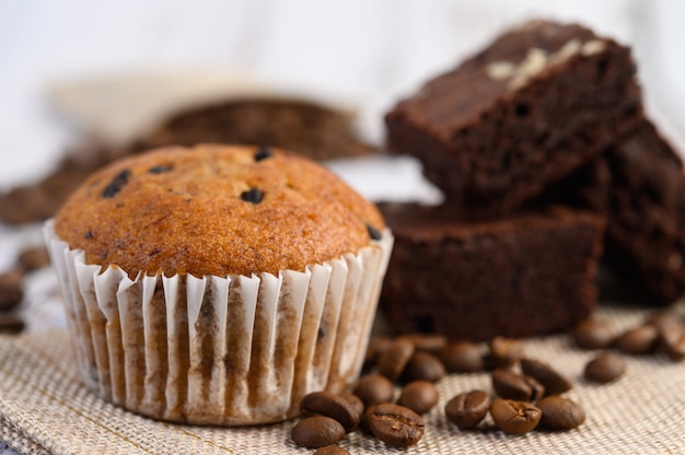 Cupcakes alla banana mescolati con gocce di cioccolato su un piatto bianco.