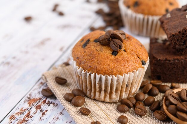 Cupcakes alla banana mescolati con gocce di cioccolato su un piatto bianco.