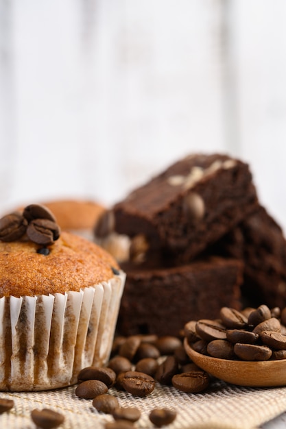 Cupcakes alla banana mescolati con gocce di cioccolato su un piatto bianco.