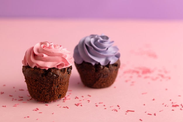 Cupcakes colorati con glassa deliziosa