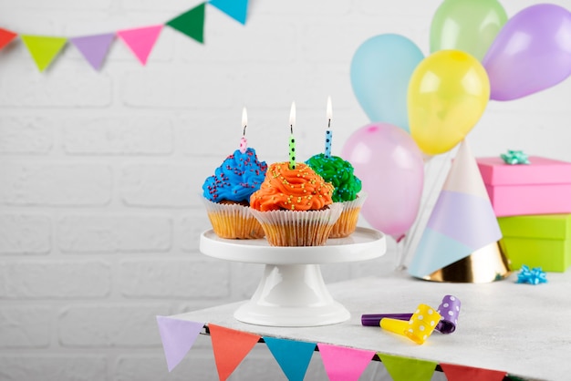 Cupcakes colorati per feste di compleanno con candele