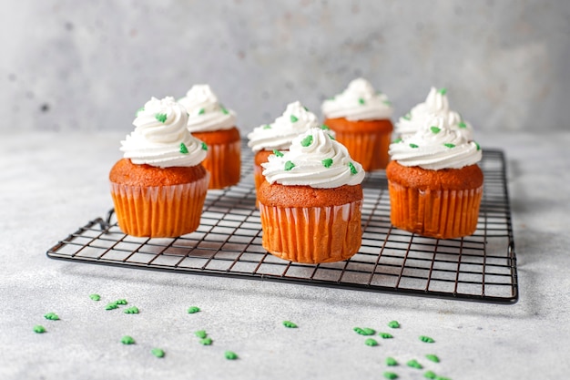 cupcakes con decorazioni verdi sul tavolo di legno