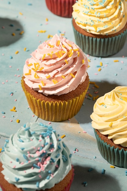 Cupcakes con disposizione glassa ad alto angolo