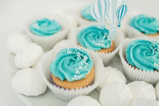 Cupcakes con smalto blu servito sul piatto bianco