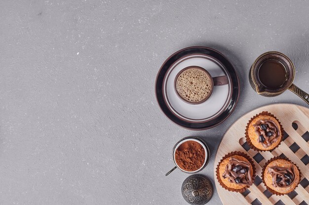 Cupcakes con una tazza di caffè in giro.