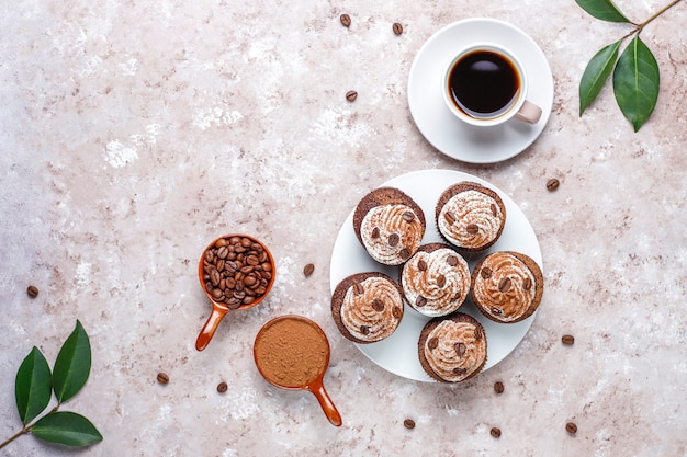 Cupcakes di caffè decorati con panna montata e chicchi di caffè.