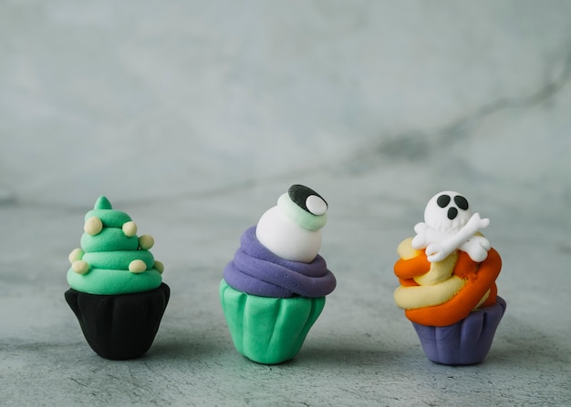 Cupcakes di marmellata di Halloween con figure spaventose