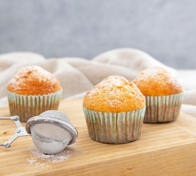 Cupcakes e zucchero di vista frontale