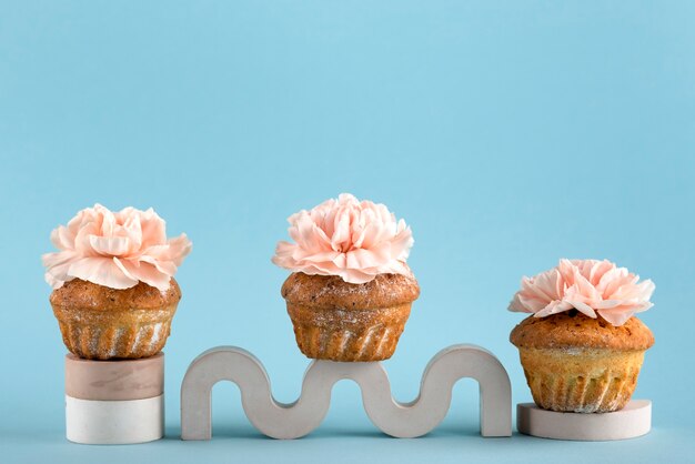 Cupcakes ecologici con fiori e sfondo blu