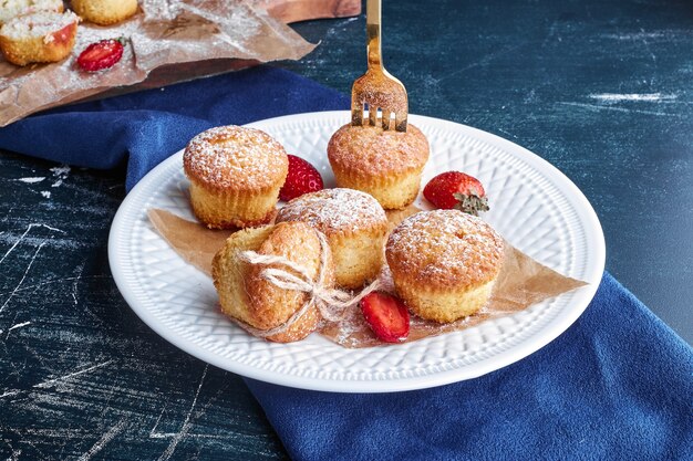 Cupcakes in un piatto bianco.