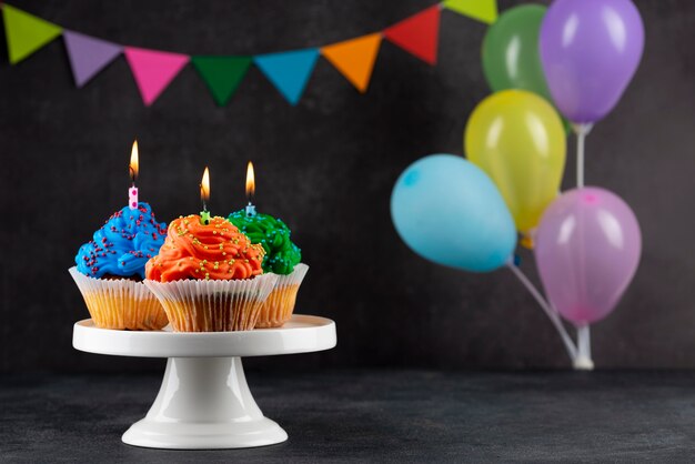 Cupcakes per feste di compleanno con palloncini colorati