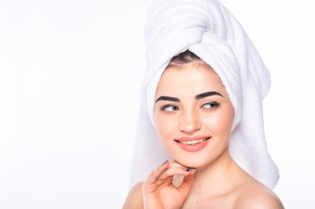 cura della pelle bellezza donna che indossa asciugamano per capelli dopo il trattamento di bellezza. Bella giovane donna con pelle perfetta isolata.
