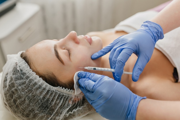 Cura della pelle, procedura di cosmetologia di bella donna in ospedale. Ringiovanimento, iniezione, terapia professionale, assistenza sanitaria, plastica, botox, bellezza