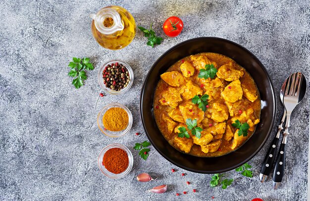Curry con pollo e cipolle. Cibo indiano. Cucina asiatica. Vista dall'alto