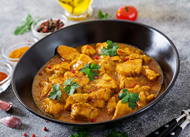 Curry con pollo e cipolle. Cibo indiano. Cucina asiatica.