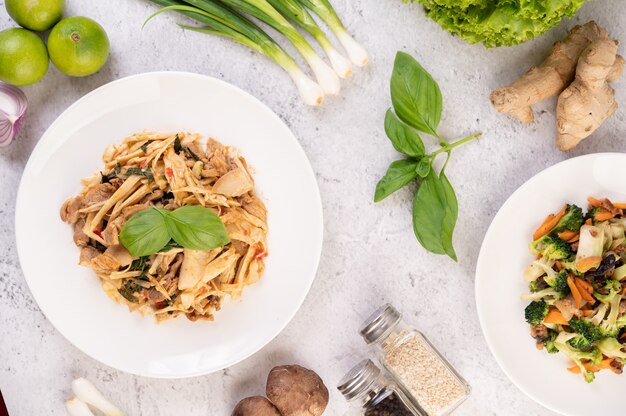 Curry di germogli di bambù, aggiungi la carne di maiale in un piatto bianco.