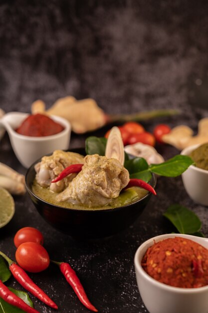 Curry verde a base di pollo, peperoncino e basilico, con pomodoro, lime, foglie di lime kaffir e aglio.