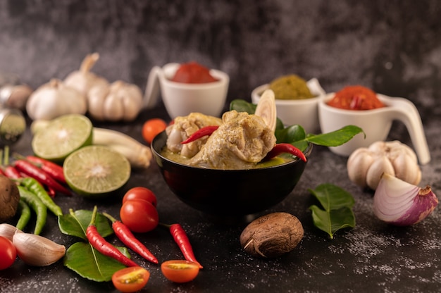 Curry verde a base di pollo, peperoncino e basilico, con pomodoro, lime, foglie di lime kaffir e aglio.