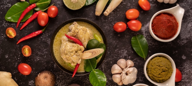 Curry verde a base di pollo, peperoncino e basilico, con pomodoro, lime, foglie di lime kaffir e aglio.