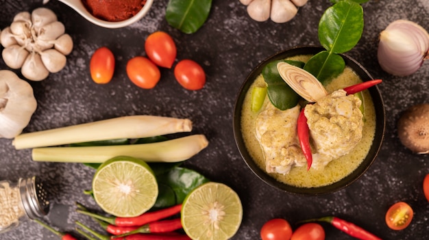 Curry verde a base di pollo, peperoncino e basilico, con pomodoro, lime, foglie di lime kaffir e aglio.