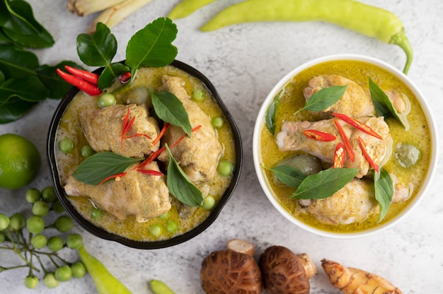 Curry verde del pollo in una ciotola.