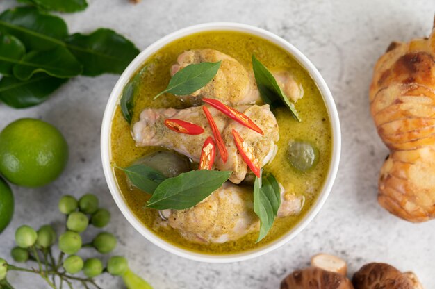 Curry verde del pollo in una ciotola.