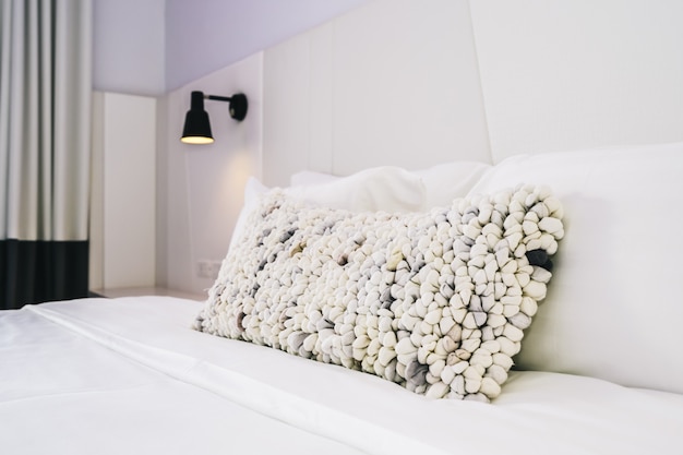 Cuscino bianco sulla decorazione del letto nel bellissimo interno camera da letto di lusso