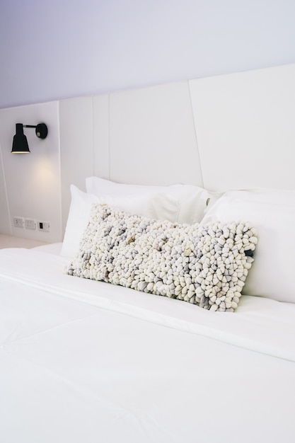 Cuscino bianco sulla decorazione del letto nel bellissimo interno camera da letto di lusso