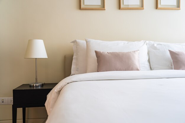Cuscino comodo bianco sull'interno della decorazione del letto
