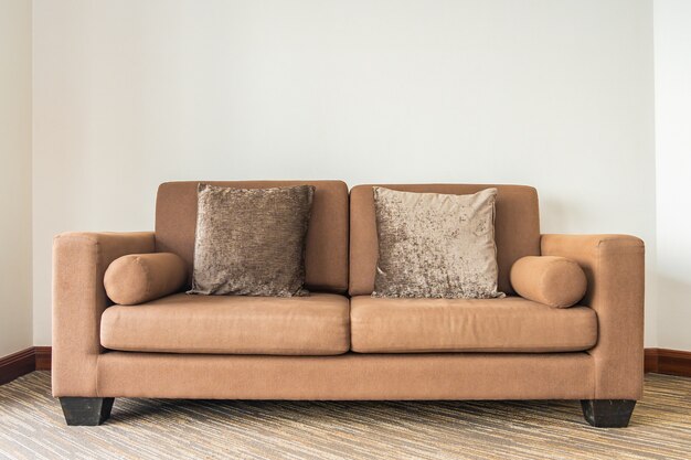 Cuscino sul divano decorazione interna della zona soggiorno