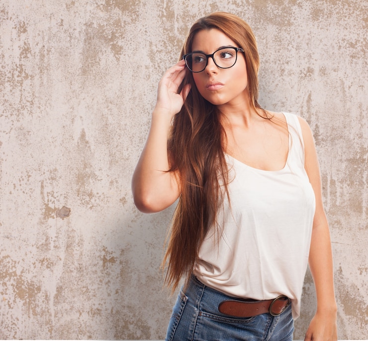 Foto gratuito cute brunette indossa occhiali da vista.