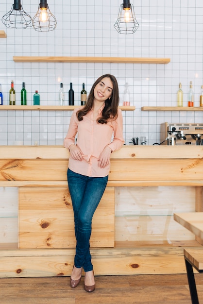 Cute brunette vicino bar counter