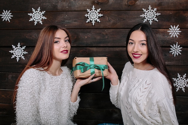 cute ragazze in possesso di un regalo di Natale