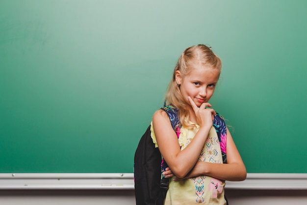 Cute schoolgirl in classe