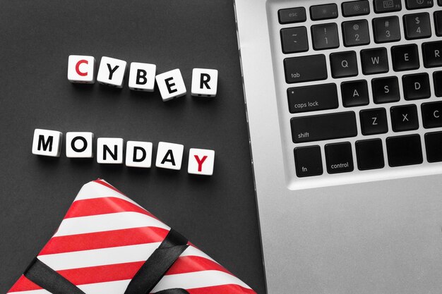 Cyber lunedì scritto con lettere di scrabble e laptop
