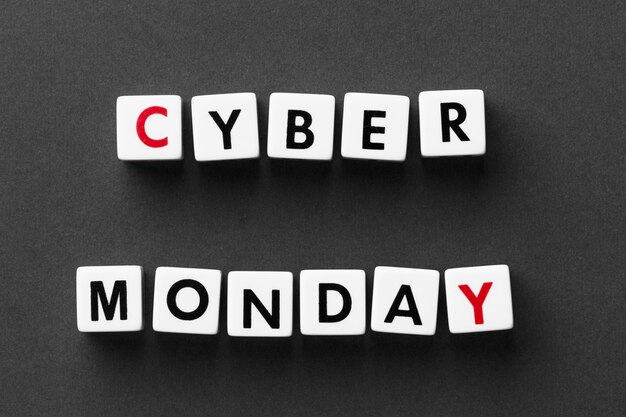 Cyber lunedì scritto con lettere di scrabble