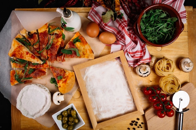 Da cornice sopra vicino a pizza e ingredienti