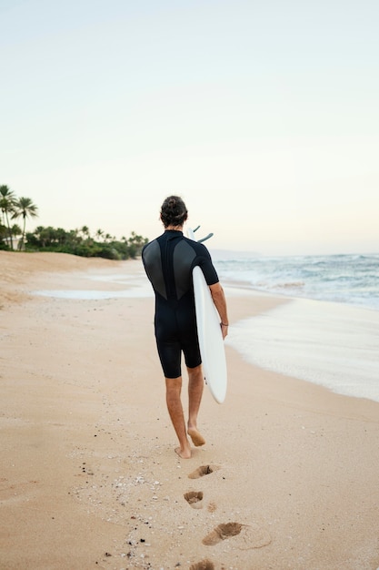 Da dietro l'uomo del surfista girato all'aperto