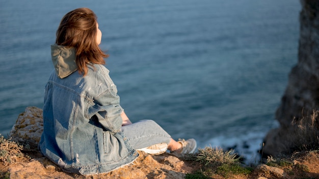 Da dietro tiro donna e oceano