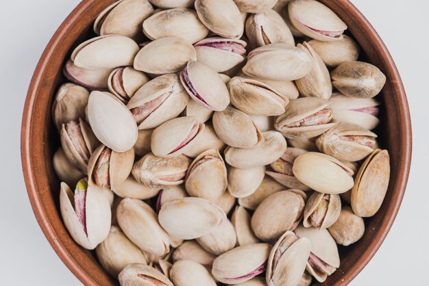 Da sopra la ciotola con pistacchi