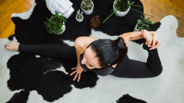 Da sopra la donna nella posa di yoga