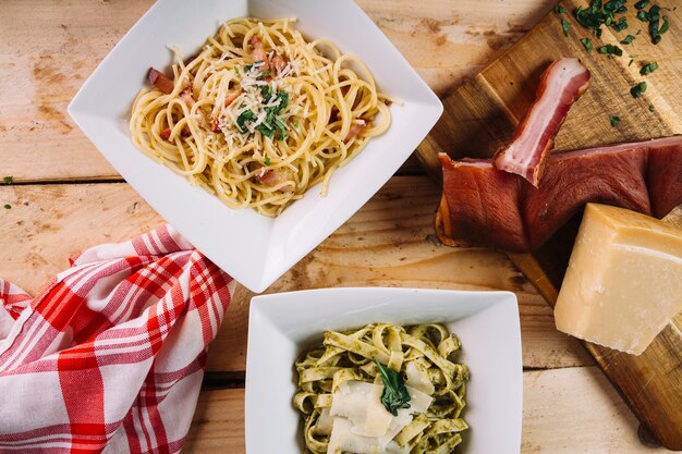 Da sopra pasta vicino a carne e formaggio