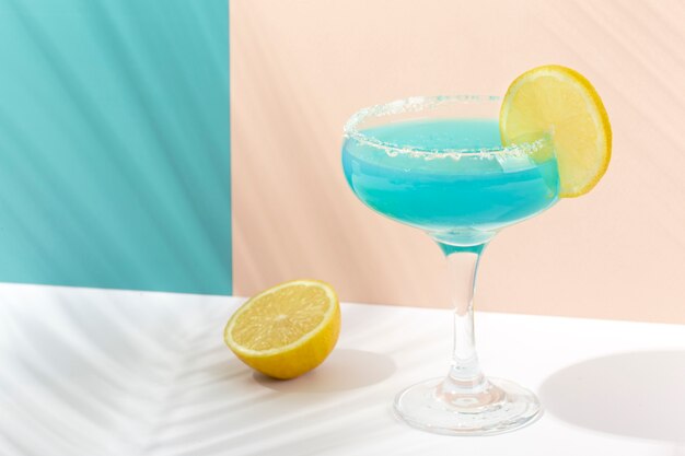 Daiquiri delizioso ad alto angolo con limone