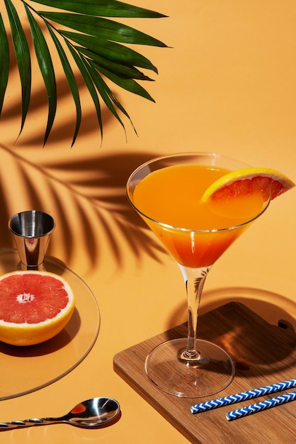 Daiquiri delizioso ad alto angolo con pompelmo