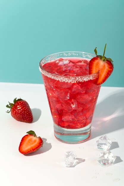 Daiquiri delizioso di alto angolo con la fragola