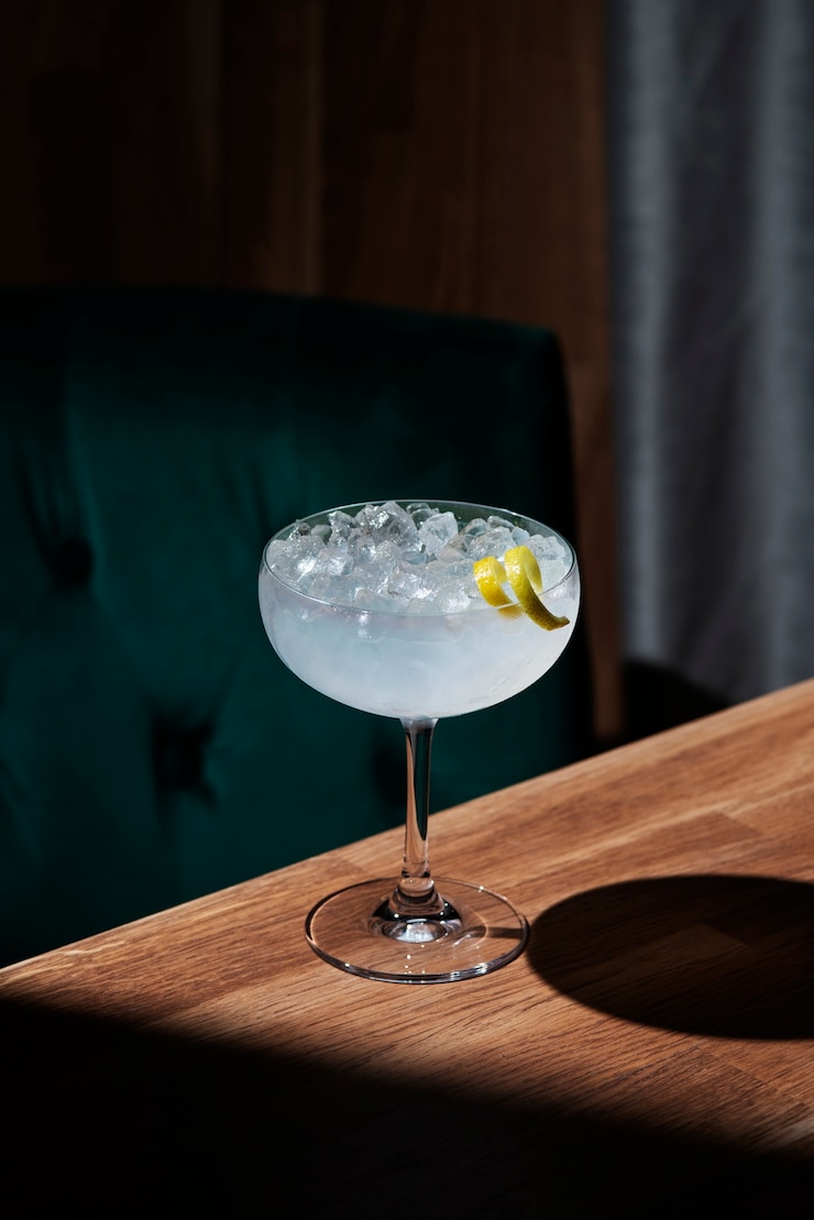 Foto gratuito daiquiri saporiti ad alto angolo con ghiaccio